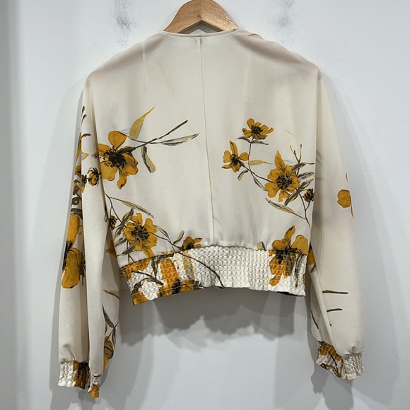 Aritzia Wilfred Reign Blouse Cream Yellow Floral Cropped Long sleeve S - Picture 9 of 12